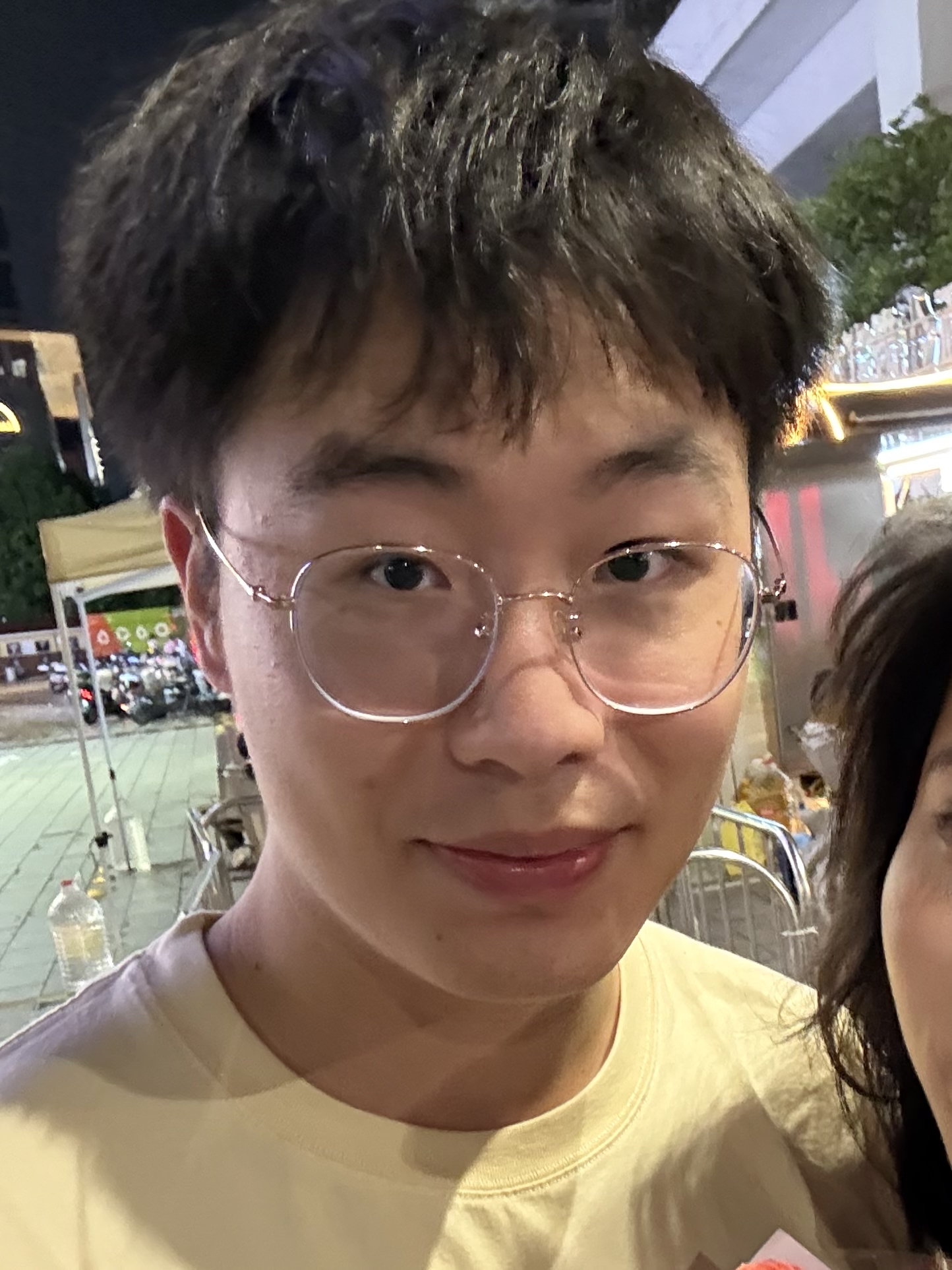Wei Xinyuan and Liuliu together at night